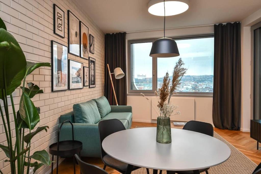 Skypark Luxury Apartment With Skyline View & Free Parking Bratislava Buitenkant foto