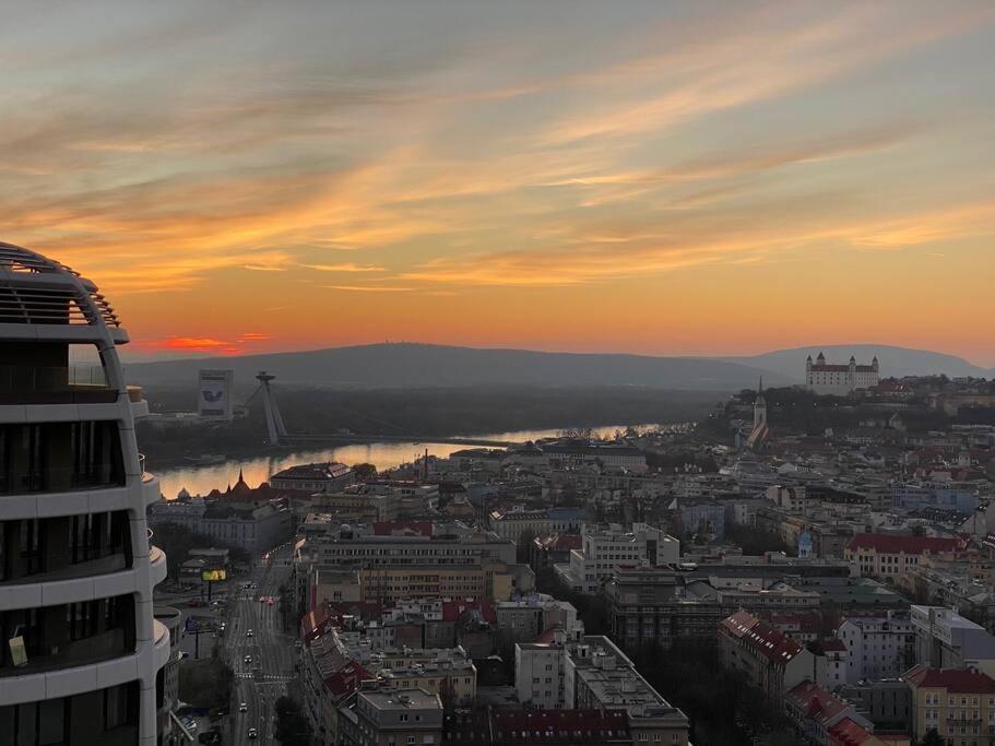 Skypark Luxury Apartment With Skyline View & Free Parking Bratislava Buitenkant foto