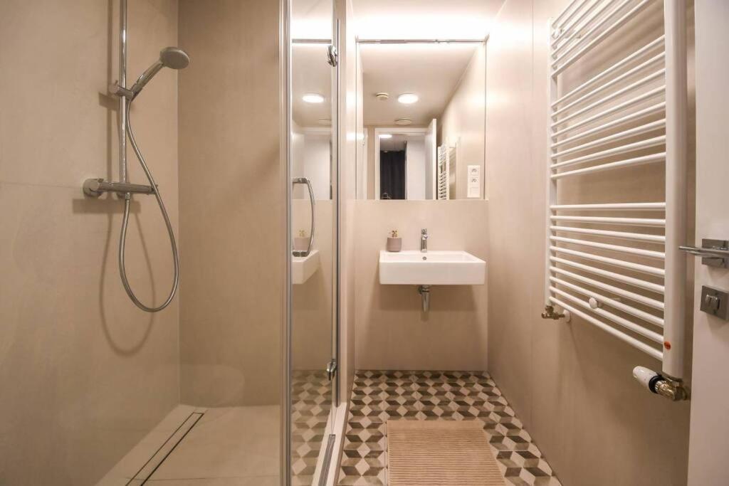Skypark Luxury Apartment With Skyline View & Free Parking Bratislava Buitenkant foto