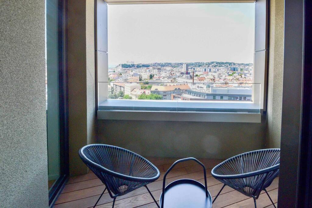 Skypark Luxury Apartment With Skyline View & Free Parking Bratislava Buitenkant foto